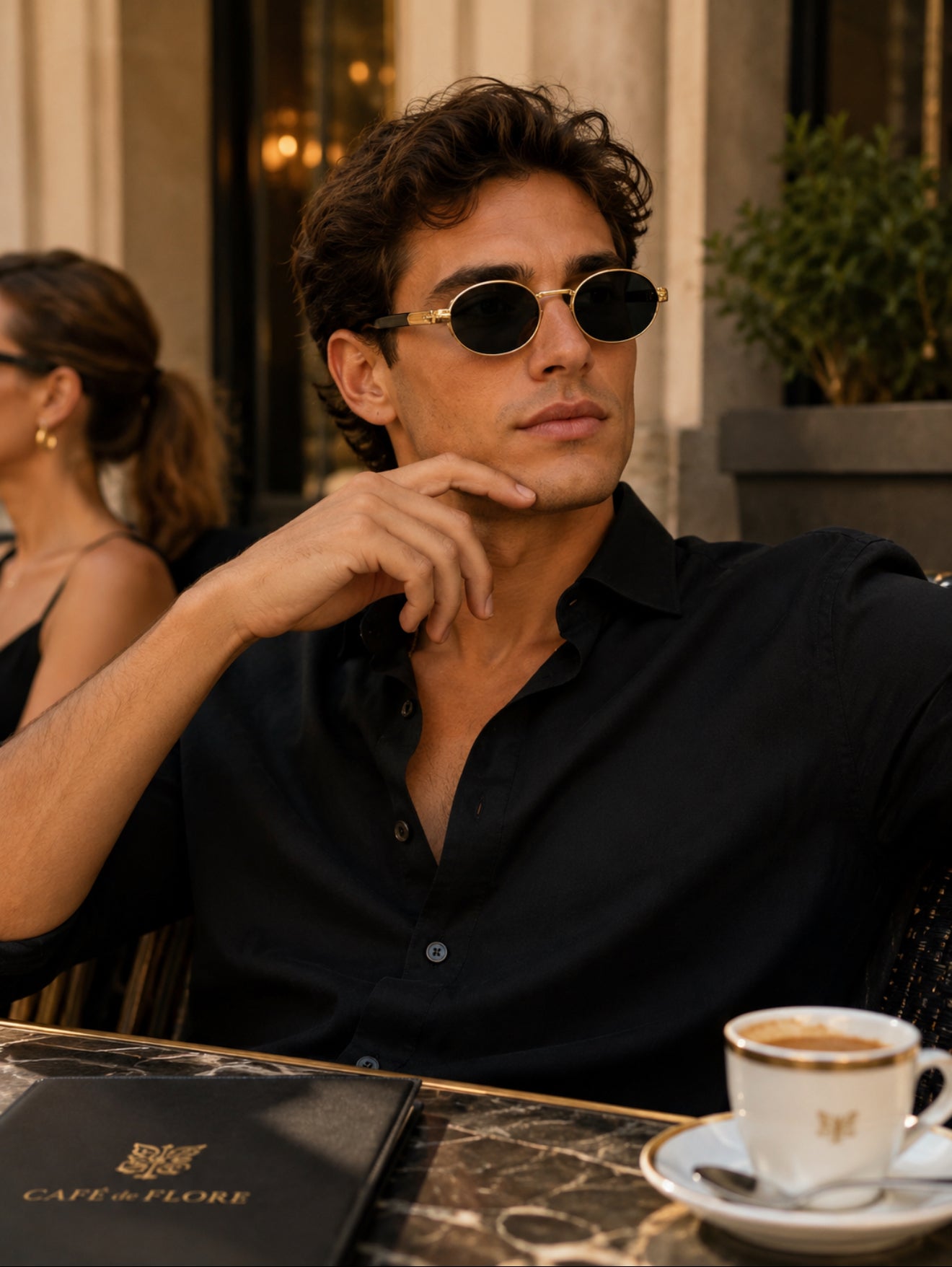 lentes de sol modernos negros con detalles dorado